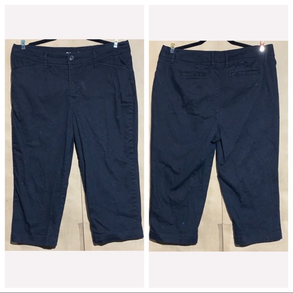 3/$10 🔆 St. John’s Bay Black Capri - Picture 4 of 6